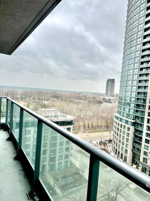 Lake View Apartment W/Parking! Toronto Exterior photo