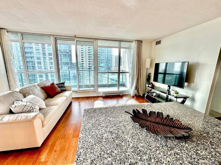 Lake View Apartment W/Parking! Toronto Exterior photo